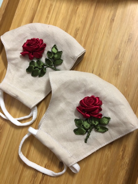 Khẩu trang vải thêu ruy băng | BigBuy360 - bigbuy360.vn