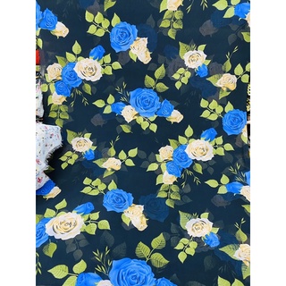 Vải voan chiffon nền đen hoa hồng xanh