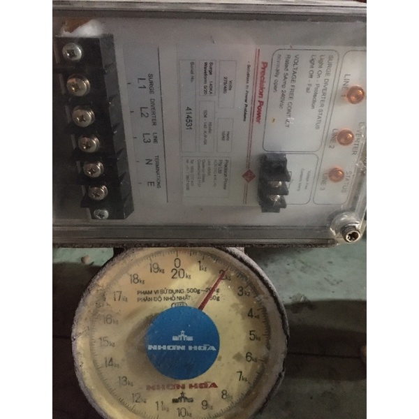 Hộp điện gì đó