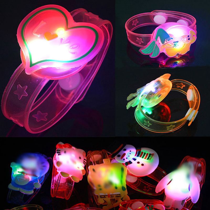 Vòng đeo tay gắn đèn LED kiểu dáng Giáng Sinh dễ thương cho bé
