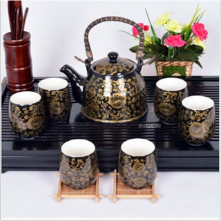 Bộ ấm trà gốm sứ với hoa văn độc đáo