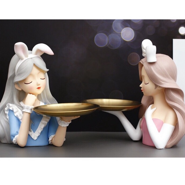 Tượng cô gái cầm khay để đồ, chìa khoá decor