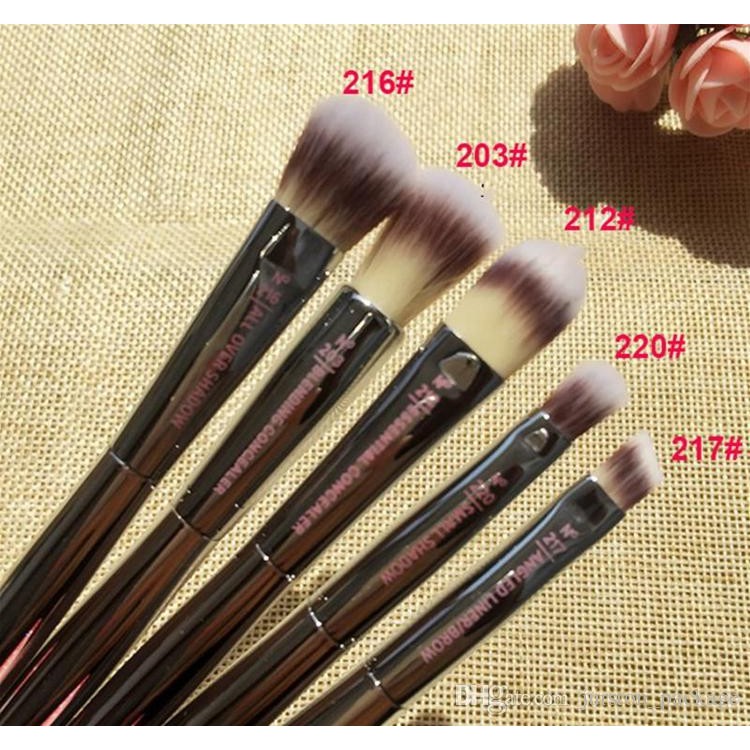 Cọ Che Khuyết Điểm It Cosmetics - Blending Concealer 203