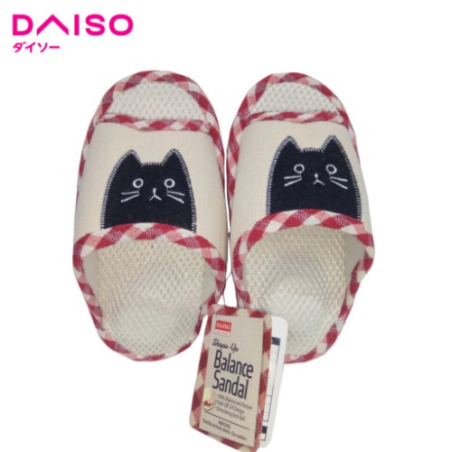 Daiso Dép cân bằng trẻ em Shape up màu đỏ/ màu xanh dương