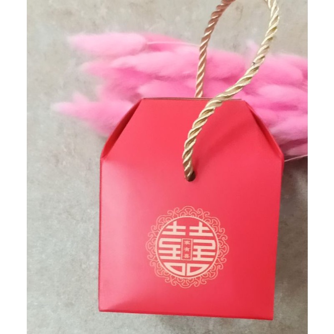 vỏ hộp quà cưới màu đỏ hình dâu rể có dây xách KT 8,5 x 8,5 x 10,5cm