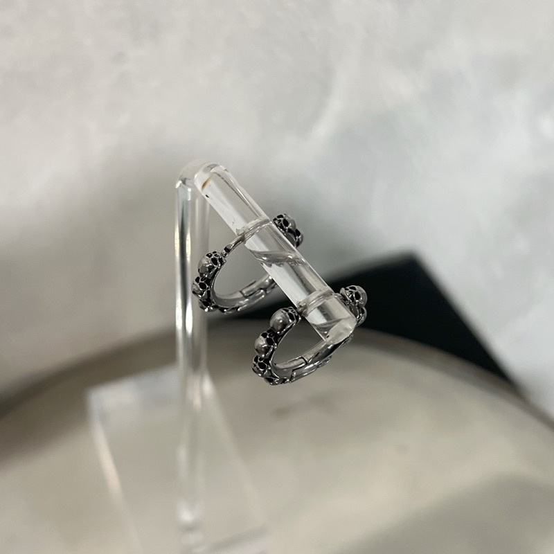 Khuyên tai nam nữ tròn thép y tế kiểu dáng skull cá tính