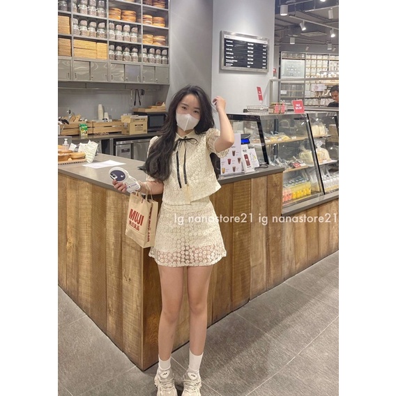 Set áo sơ mi phối nơ đen kèm quần váy ren hoa Nana21 Nanastore21