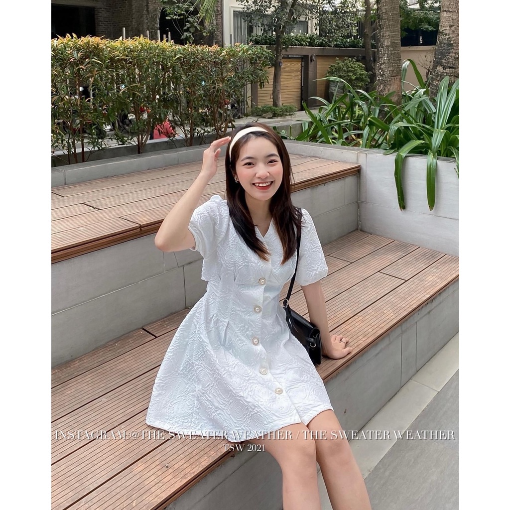 Đầm nữ cổ V Coco họa tiết dập nổi ngọt ngào nữ tính Đầm dạo phố vải gấm xốp phối nút hở eo cute