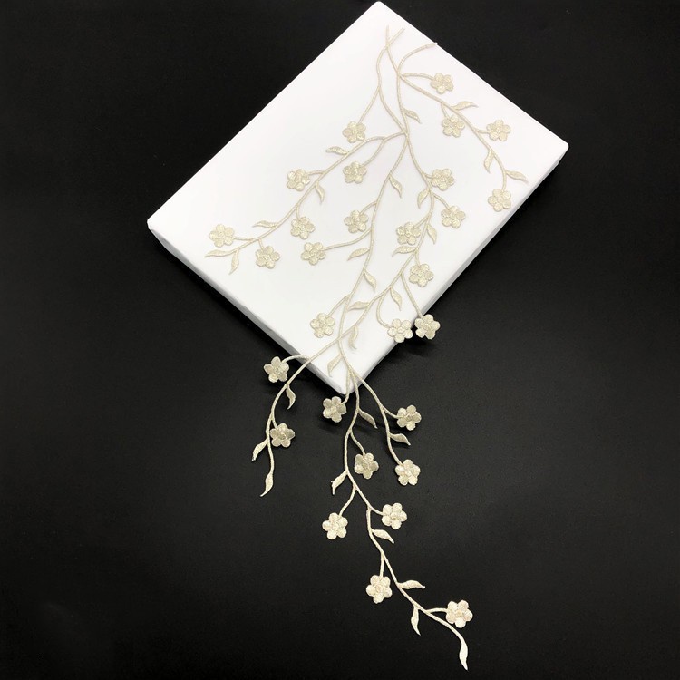Miếng Vá Ủi Thêu Hình Hoa Mận / Vàng / Bạc 47CM Kèm Keo Dán Sau Lưng