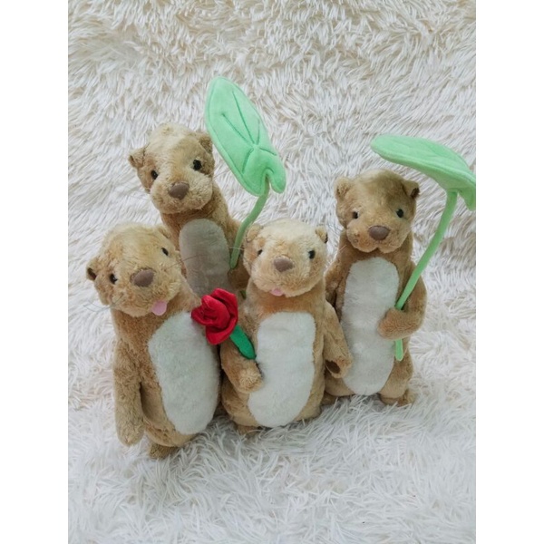 Gấu bông con chuột hải ly rái cá cầm lá sen hoa hồng