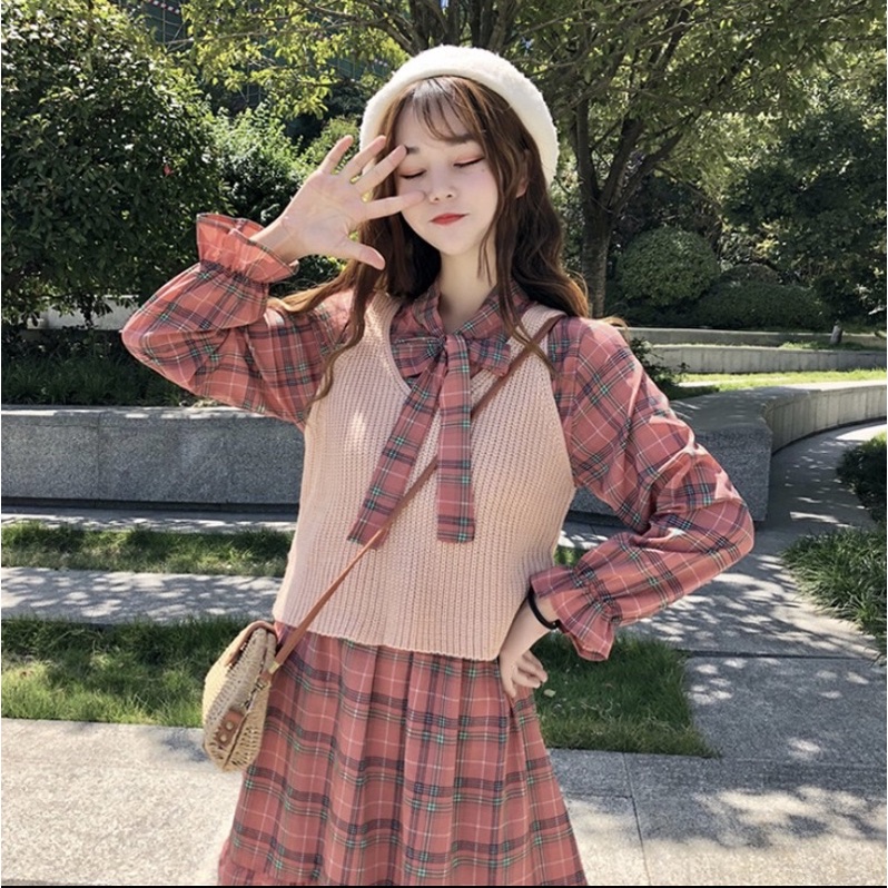 Set váy kẻ caro áo gile hồng dáng xoè