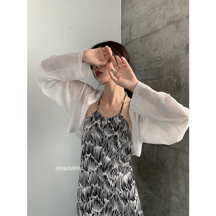 Áo voan khoác ngoài kết hợp áo hai dây hoặc váy hai dây siêu xinh.