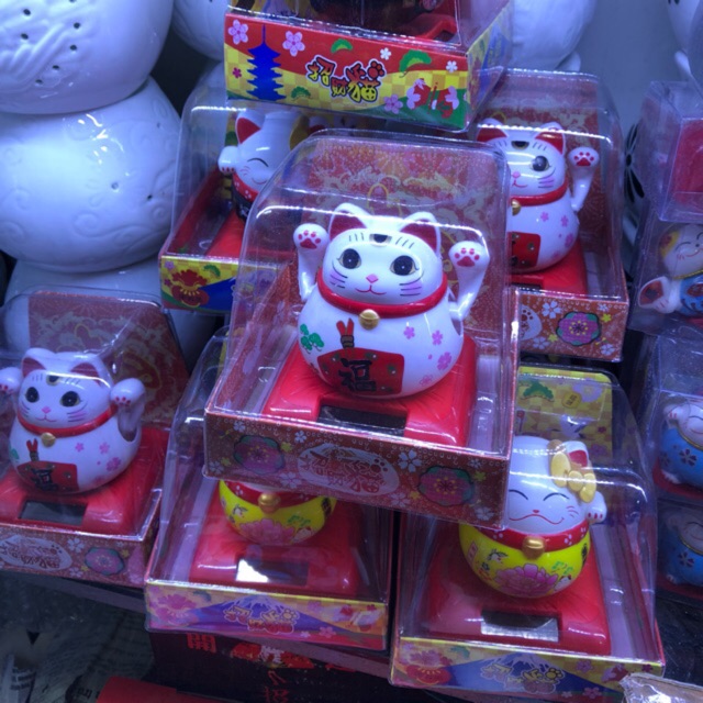 Mèo thần tài vẫy tay