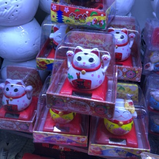 Mèo thần tài vẫy tay