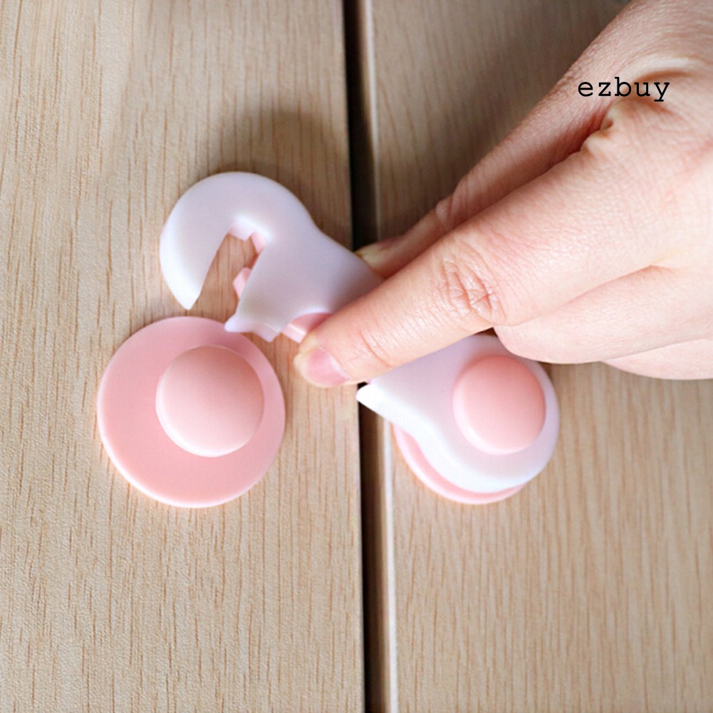 Khóa tủ an toàn bảo vệ bé