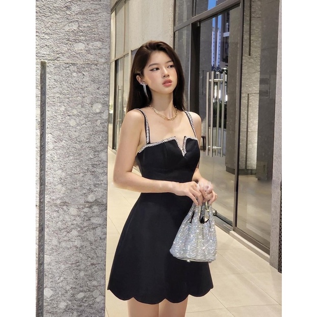 ĐẦM ĐEN 2 DÂY XẺ V NGỰC VIỀN CƯỜM ĐÁ TÀ GỢN SÓNG