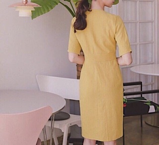Đầm vàng cổ V nút trước (kèm hình thật)