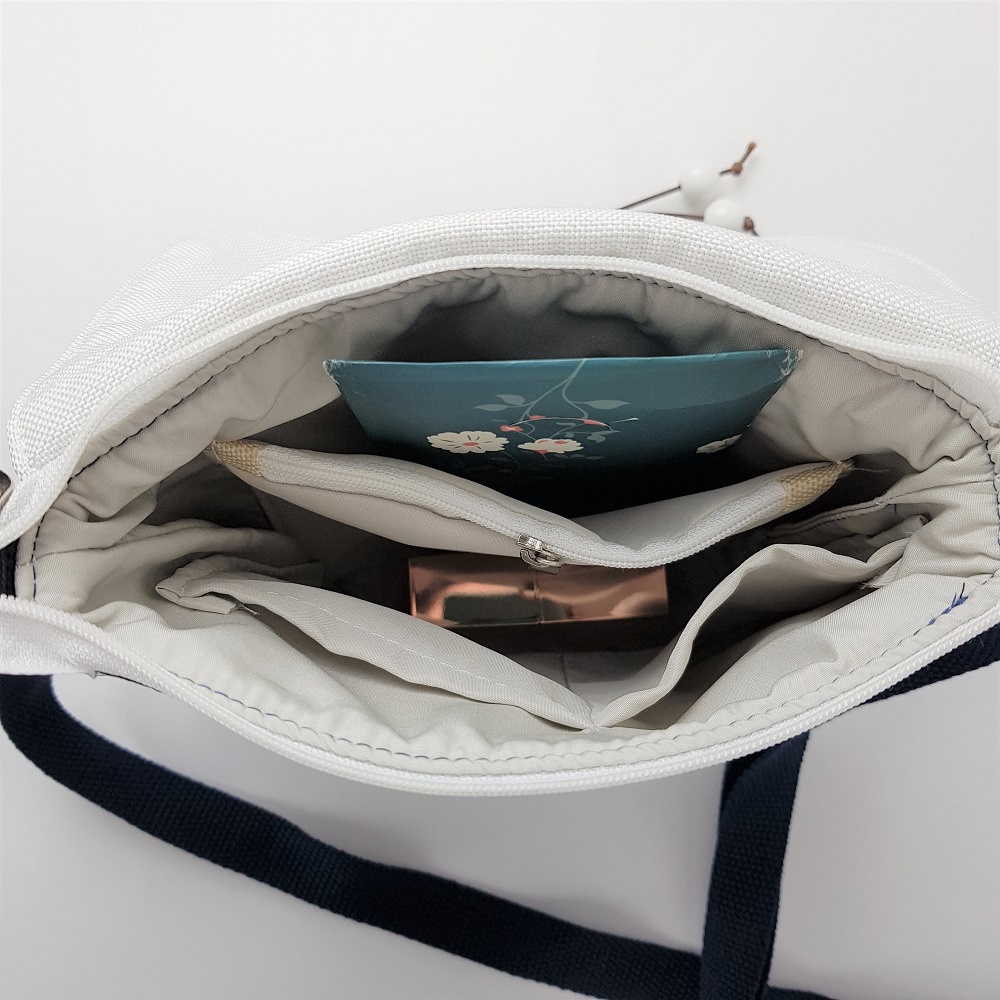 Túi đeo chéo thêu cổ phong