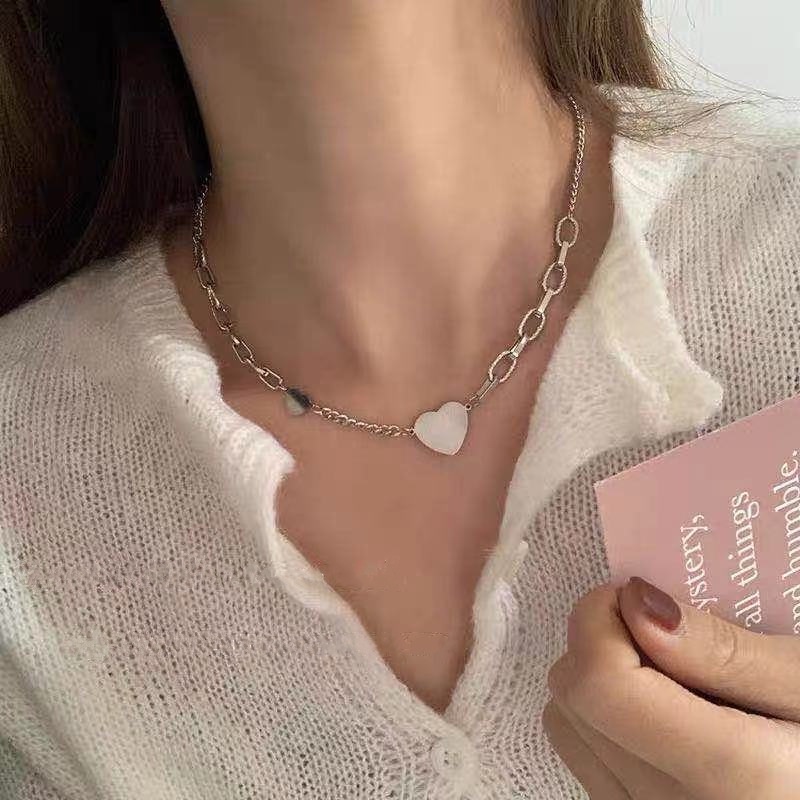Vòng cổ Mặt Hình Trái Tim Phong Cách Cổ Điển Kiểu Dáng Mới Lạ Dành Cho Nữ
