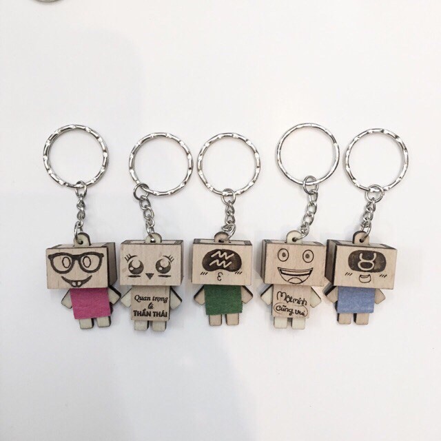 Móc khoá người gỗ giao chữ ngẫu nhiên