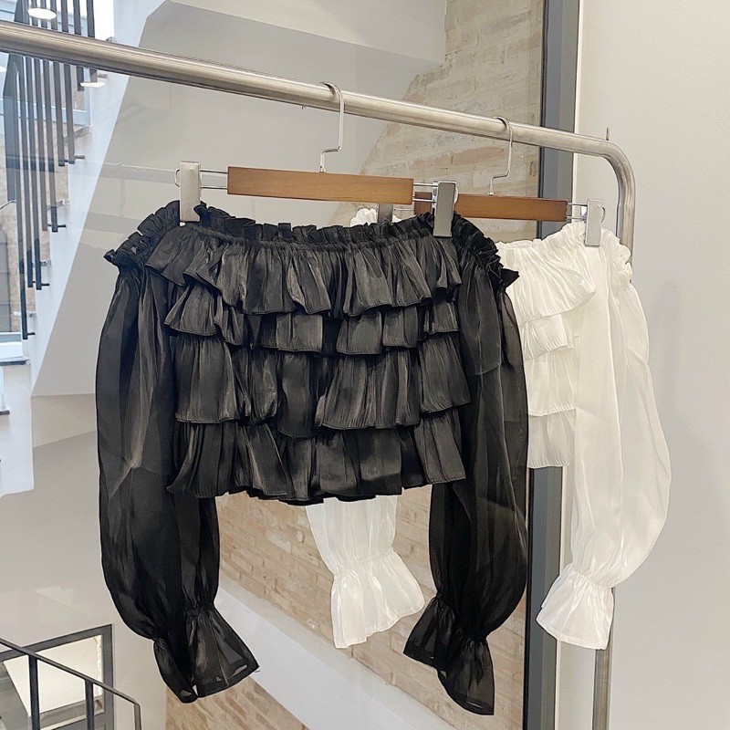 Áo bẹt vai tầng có ánh nhũ