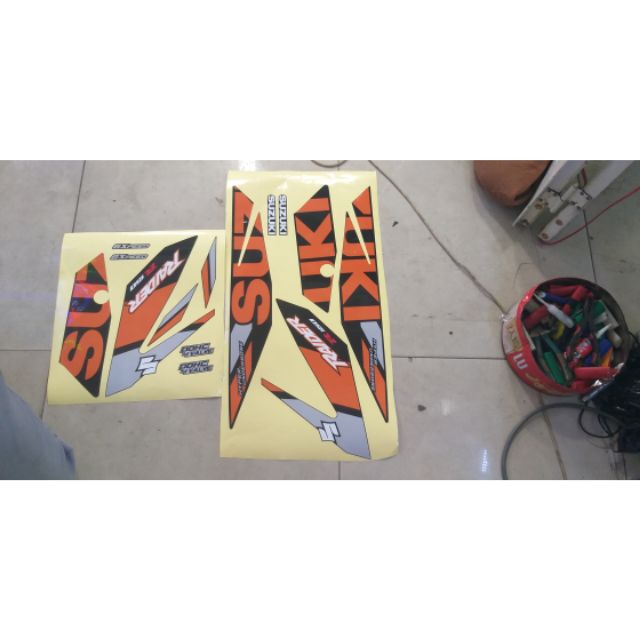 Tem suzukiz tem rời in công nghệ uv cam xám dán xe raider