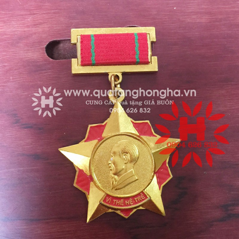 Huy chương, kỷ niệm chương vì thế hệ trẻ với chất liệu nhôm, chiều cao 6 cm đựng trong hộp nhựa lót nhung