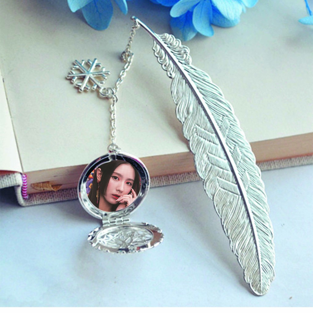 ( không kèm hộp ) Bookmark lông vũ IN HÌNH (G)I-DLE Soyeon Minnie Shuhua Yuqi Soojin Miyeon gắn điệp lá kim loại mỏng