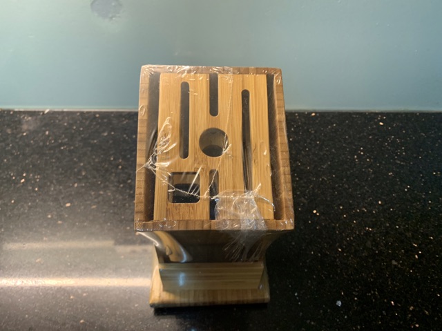 Hộp tre cài dao , kéo .