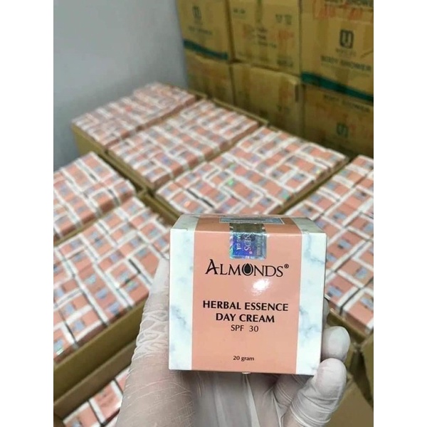 KEM DƯỠNG TRĂNG DA BAN NGÀY HẠNH NHÂN ALMONDS