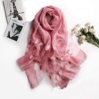 Set Khăn lụa hồng phối voan thêu lá rẻ quạt hồng