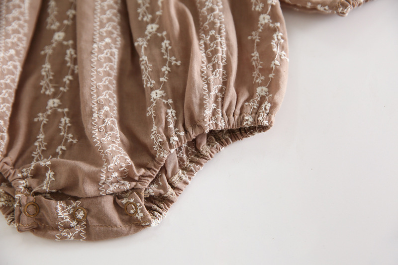 Áo liền quần bé sơ sinh tay dài họa tiết hoa thêu điệu đà