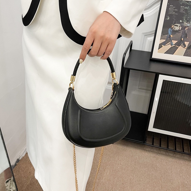 Túi đeo dưới cánh tay Hình Bán Nguyệt Phối Khóa Kim Loại Cá Tính Thời Trang Xuân Hè 2022