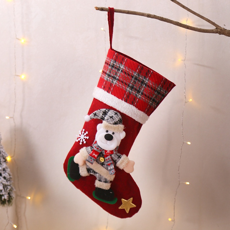 Túi đựng kẹo thiết kế hình chiếc tất trang trí cây thông noel độc đáo