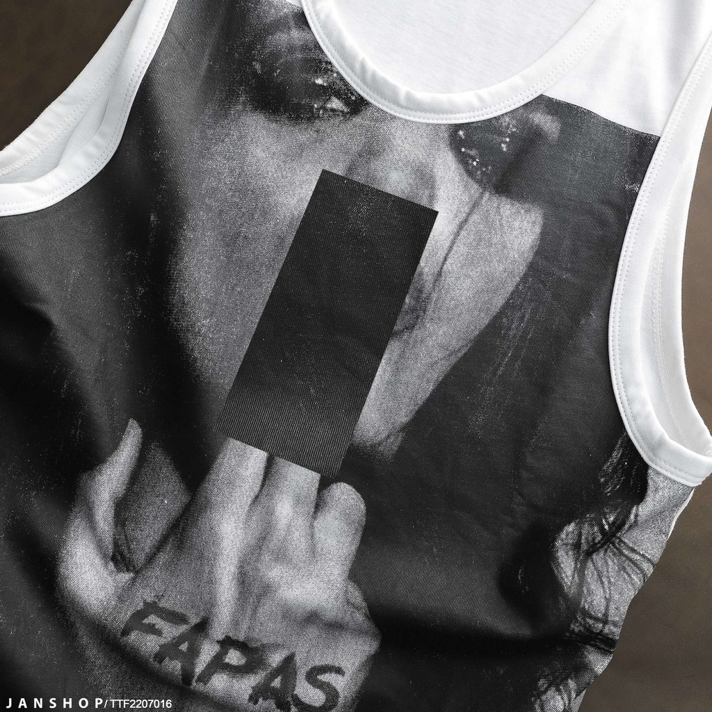 Tanktop hình in khá chơi bời nhấn thêm chi tiết cổ và nách rộng rãi giúp anh em luôn cảm thấy thoải mái