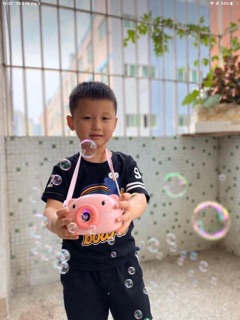 Lợn ụt ịt thổi bong bóng cho bé