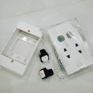 Ổ Cắm Điện 2 Ỗ Cắm 2 Công Tắc Kèm Đế Nổi VANLOCK