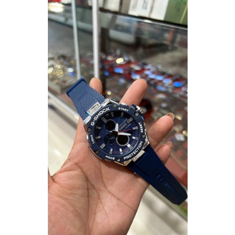 Đồng hồ nam Casio G-Shock dây cao su dáng thể thao mạnh mẽ.