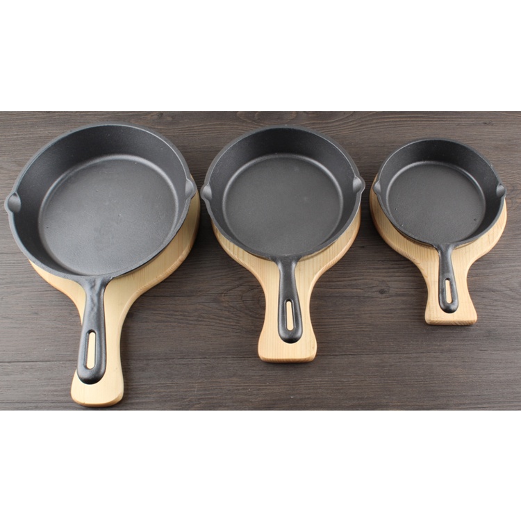 Chảo Gang Chống Dính Có Tay Cầm Chuyên Dụng Cao Cấp Đường Kính 20-3024CM KÈM ĐẾ GỖ