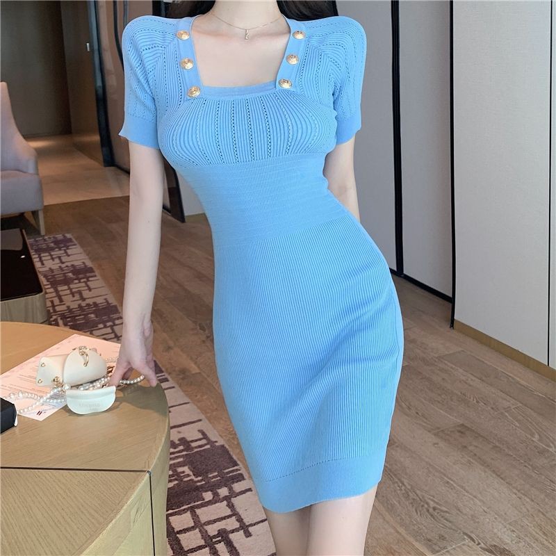 Đầm len body cổ vuông đính nút