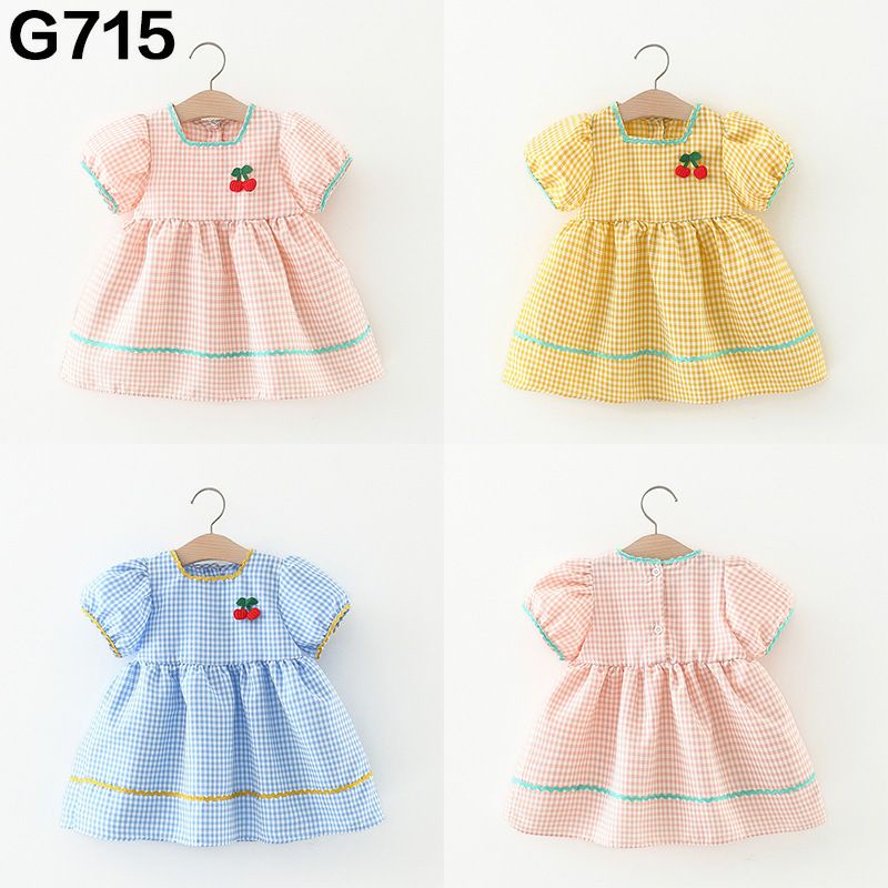 Đầm Bé Gái Caro Cổ Viền Tay Bồng thêu Chery Ngực Cúc Sau