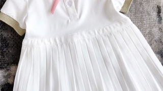 váy trắng xếp ly