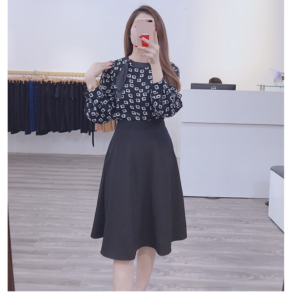 Chân váy xòe dài đến đầu gối MÀU ĐEN, KHÔNG HỌA TIẾT