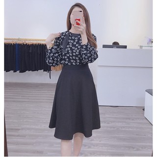 Chân váy xòe dài đến đầu gối màu đen, không họa tiết