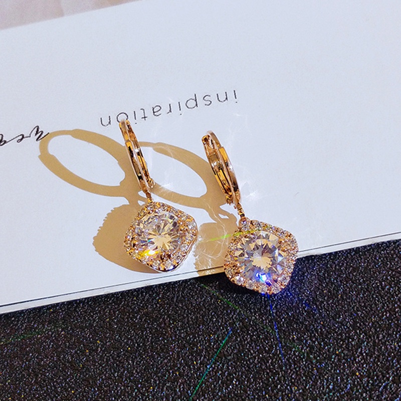 Item Weight : 0.01kg Main Stone : Zircon Metals Type : Gold Filled Occasion : Anniversary Side Stone : CRYSTAL Shapepattern : Geometric Style : TRENDY Note: Các sản phẩm có chất liệu vàng, kim cương, đá quý trong shop đều là xi mạ/ nhân tạo.