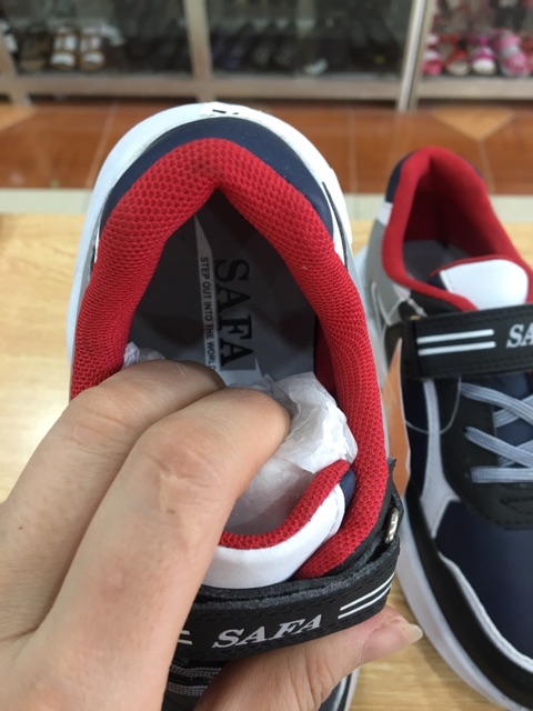 Giày thể thao bé trai