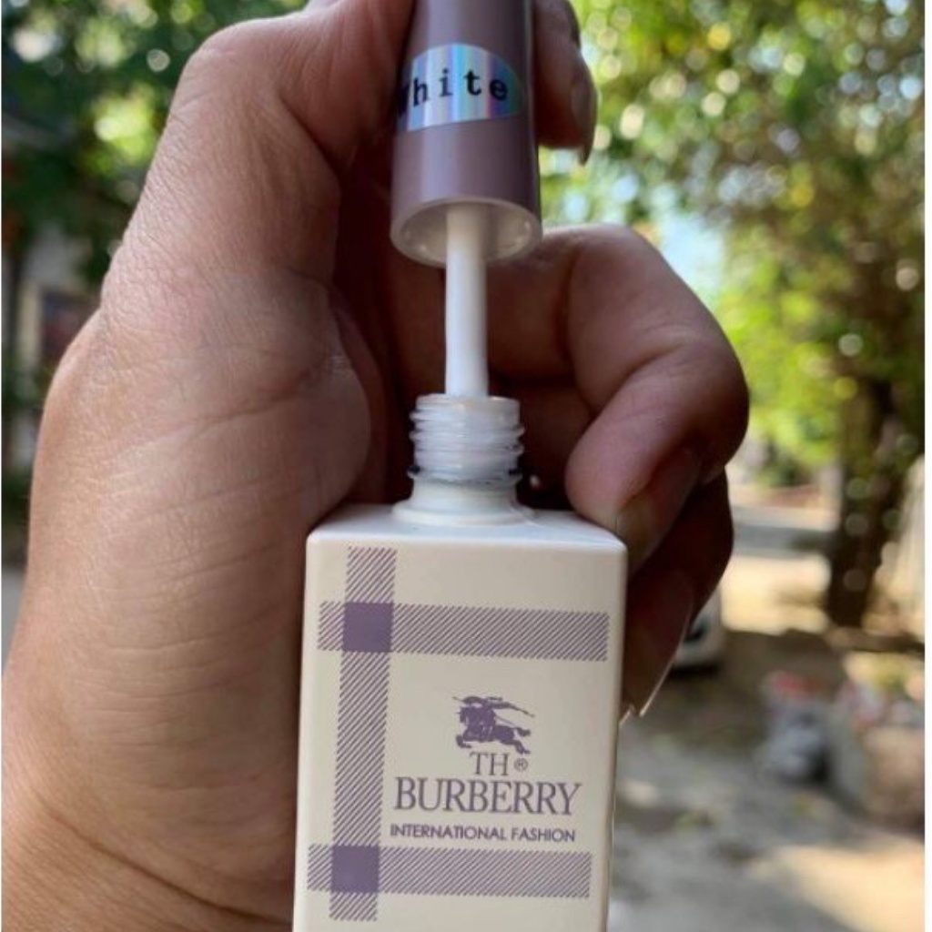 Sơn gel đen trắng nước gạo burberry