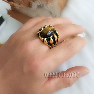 Nhẫn nam móng vuốt gắn đá mắt hổ.
