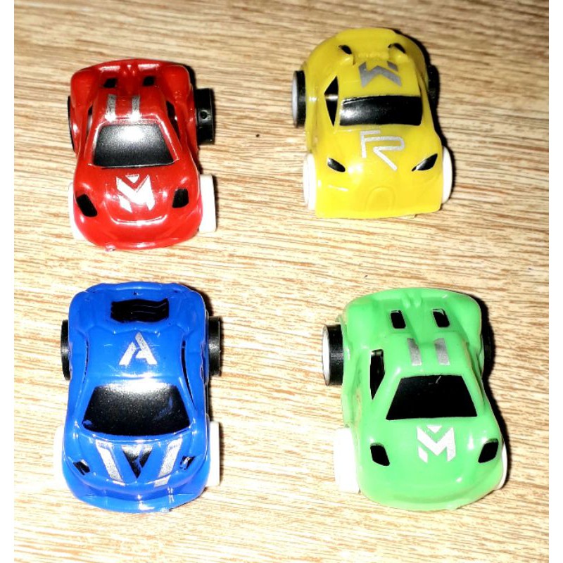 Một chiếc xe ô tô mini chạy chớn bằng nhựa rất ngầu