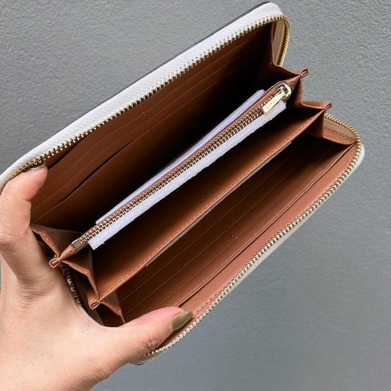 Ví dài Coach da thật, màu xinh, kèm móc tay tiện dụng, siêu nhiều ngăn